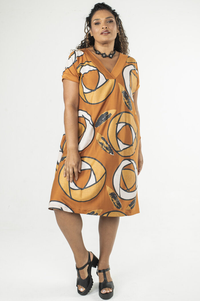 VESTIDO PLUS SIZE, REGATA, COM OMBROS MAIS LARGOS, BOLSOS E DETALHE GEOMÉTRICO NO DECOTE - Image 4