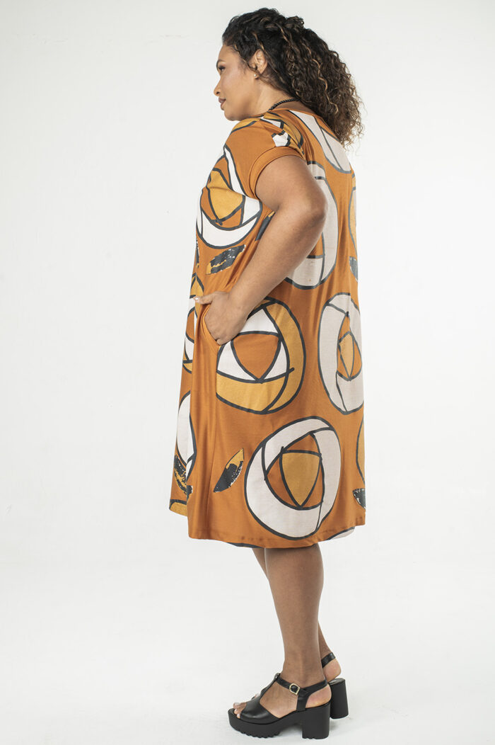 VESTIDO PLUS SIZE, REGATA, COM OMBROS MAIS LARGOS, BOLSOS E DETALHE GEOMÉTRICO NO DECOTE - Image 5