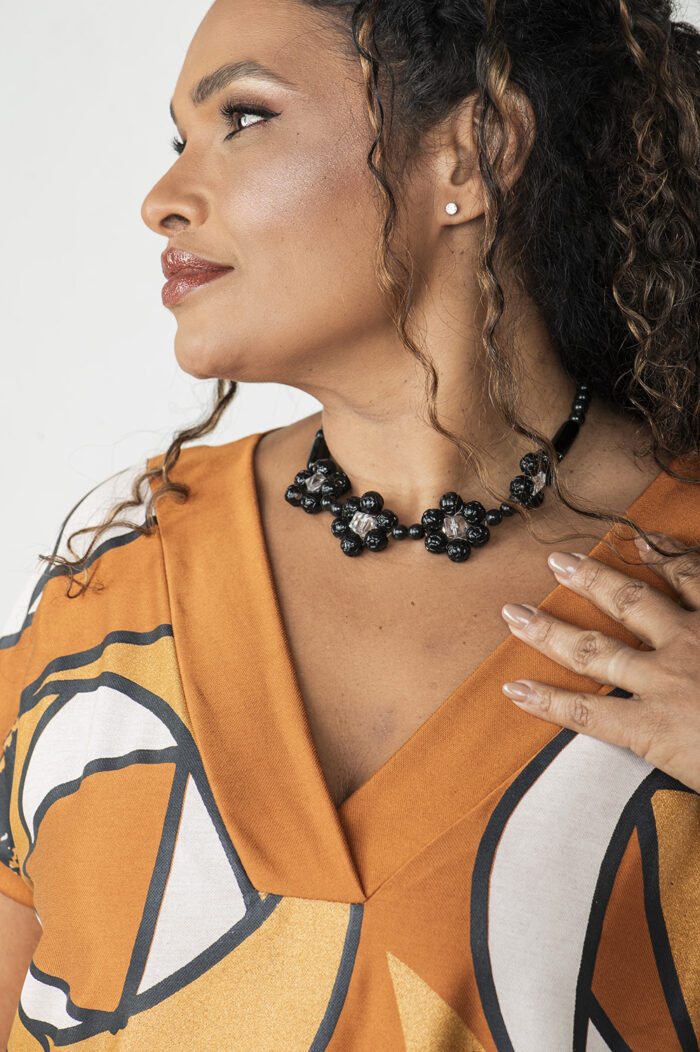 VESTIDO PLUS SIZE, REGATA, COM OMBROS MAIS LARGOS, BOLSOS E DETALHE GEOMÉTRICO NO DECOTE - Image 3