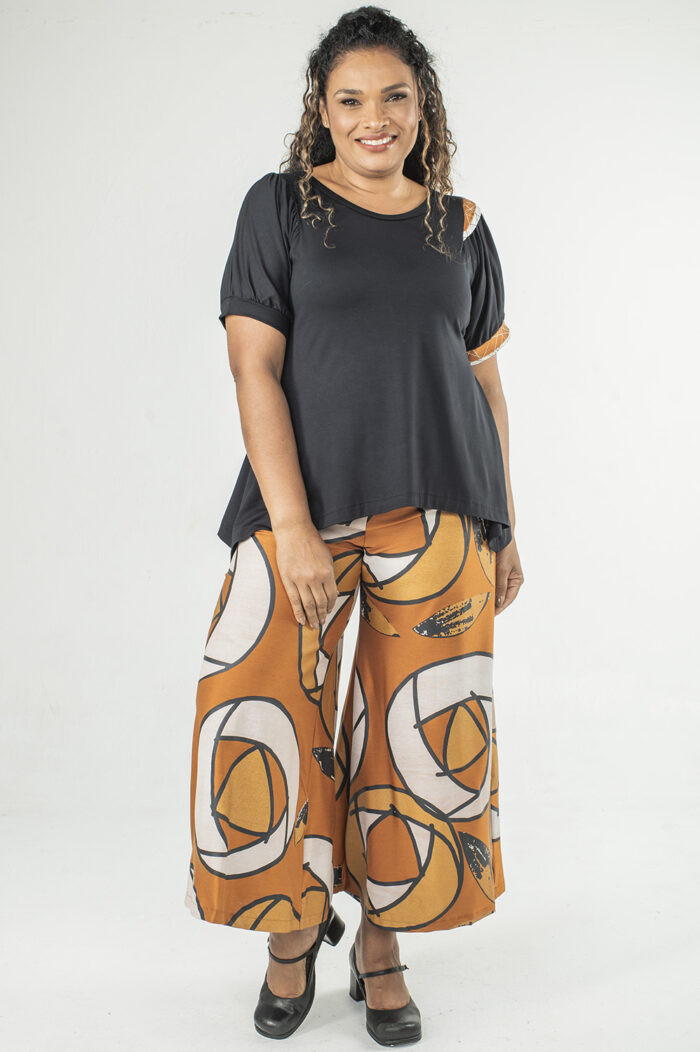 BLUSA PLUS SIZE SOLTINHA COM DECOTE V, RECORTE FRANZIDO NA MANGA E DETALHE ARTESANAL DE “ASA” NO OMBRO - Image 3