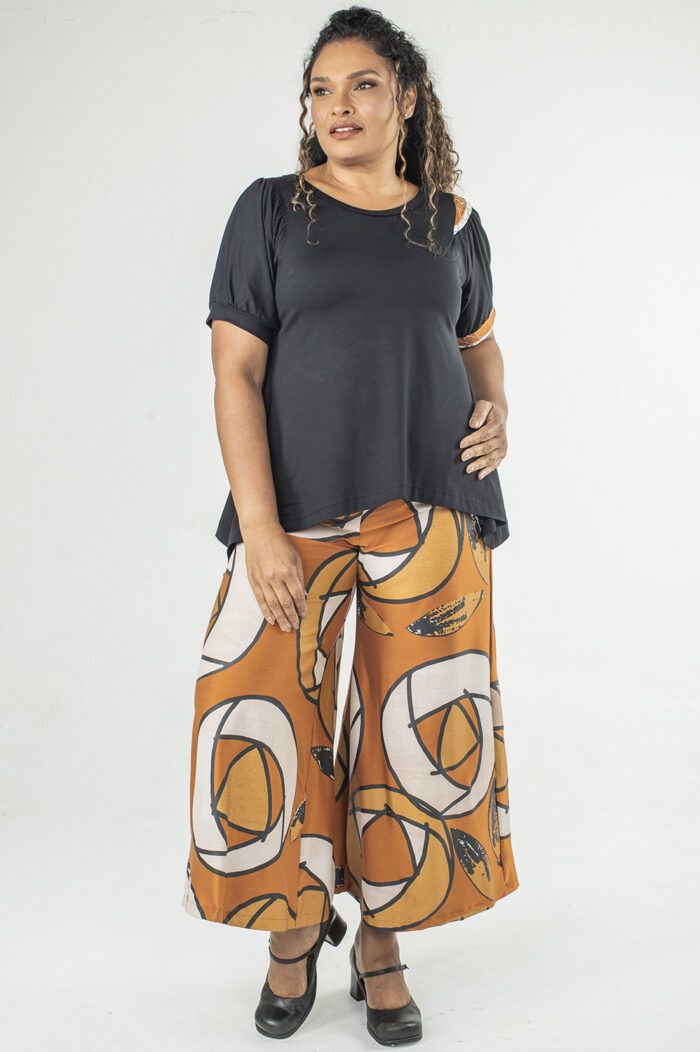 BLUSA PLUS SIZE SOLTINHA COM DECOTE V, RECORTE FRANZIDO NA MANGA E DETALHE ARTESANAL DE “ASA” NO OMBRO - Image 4