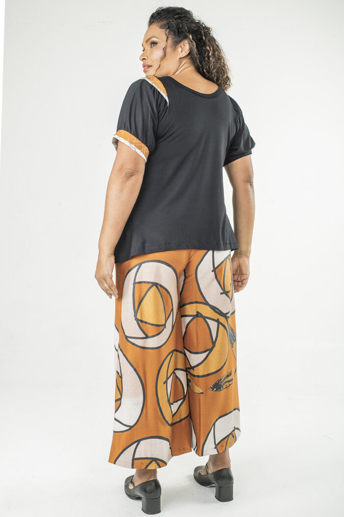 BLUSA PLUS SIZE SOLTINHA COM DECOTE V, RECORTE FRANZIDO NA MANGA E DETALHE ARTESANAL DE “ASA” NO OMBRO - Image 6