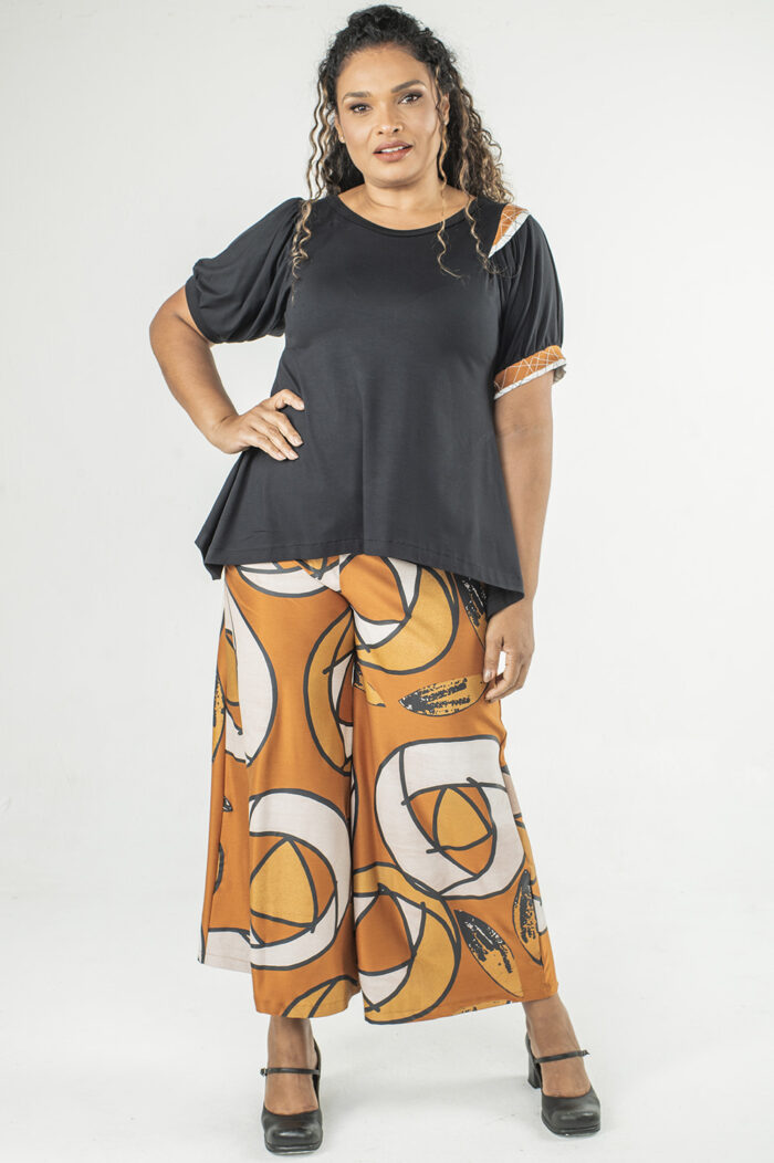 BLUSA PLUS SIZE SOLTINHA COM DECOTE V, RECORTE FRANZIDO NA MANGA E DETALHE ARTESANAL DE “ASA” NO OMBRO - Image 5