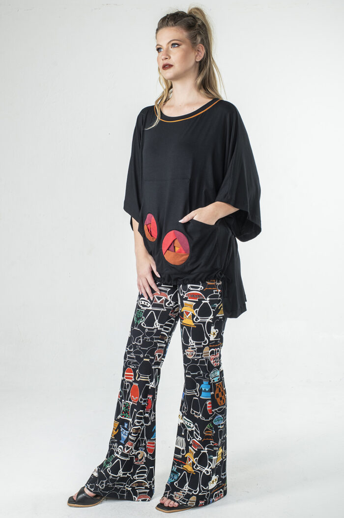 BLUSA QUADRADA, BEM SOLTA, COM LEVE DEGRAU NAS COSTAS, E AJUSTE NA FRENTE, COM APLICAÇÃO ARTESANAL DE BOLSOS DE ROSAS - Image 3