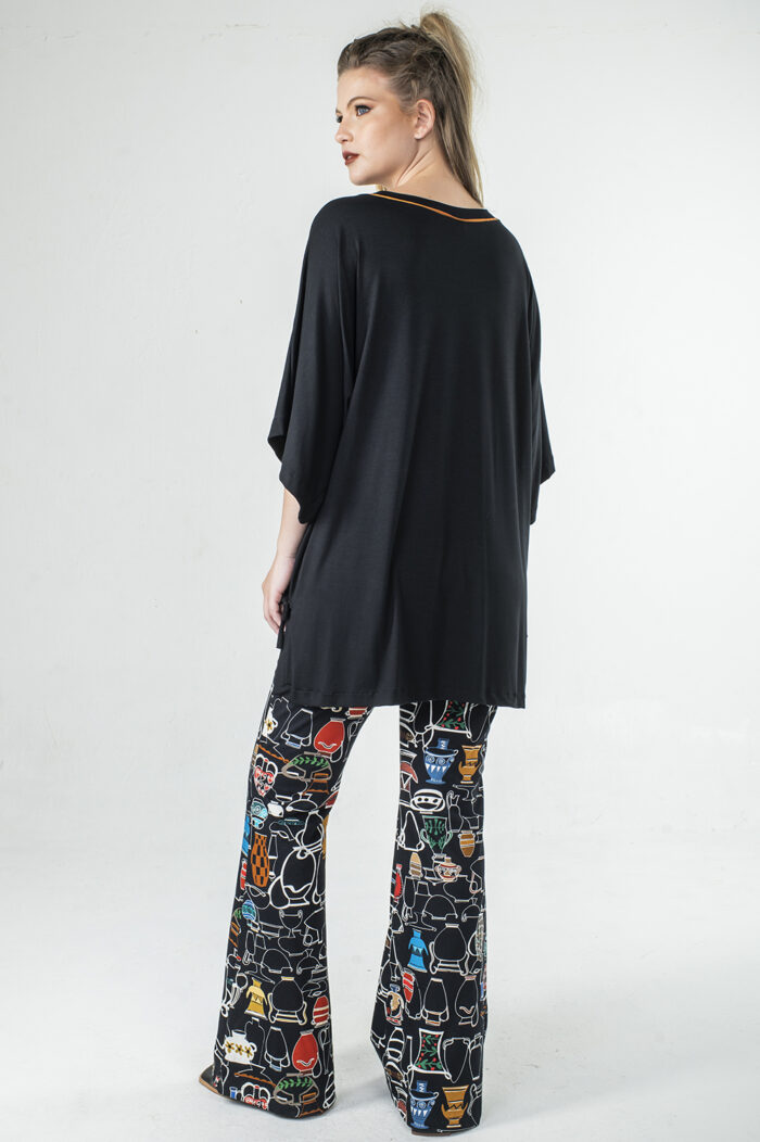 BLUSA QUADRADA, BEM SOLTA, COM LEVE DEGRAU NAS COSTAS, E AJUSTE NA FRENTE, COM APLICAÇÃO ARTESANAL DE BOLSOS DE ROSAS - Image 4