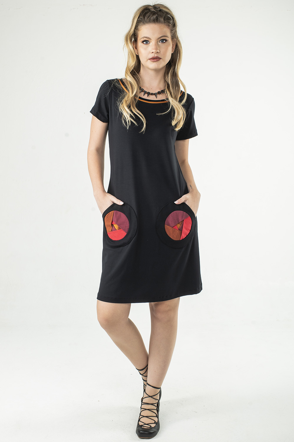 VESTIDO MAIS RETO, DE MANGA CURTA E DECOTE REDONDO COM APLICAÇÃO ARTESANAL DE BOLSOS DE ROSAS
