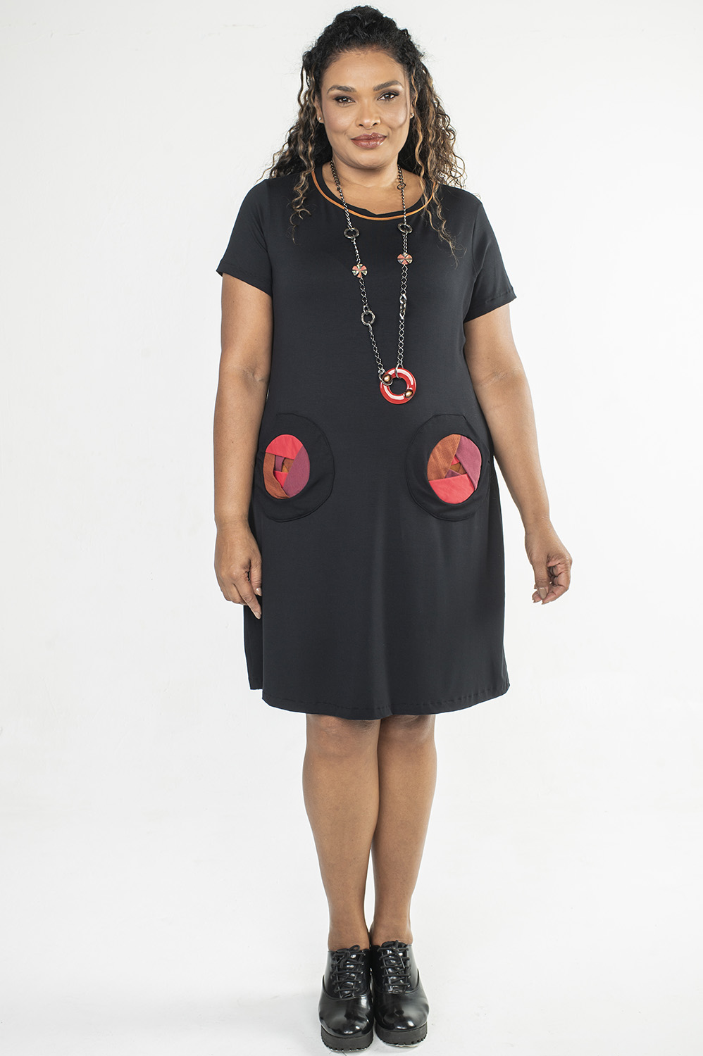 VESTIDO PLUS SIZE MAIS RETO, DE MANGA CURTA E DECOTE REDONDO COM APLICAÇÃO ARTESANAL DE BOLSOS DE ROSAS