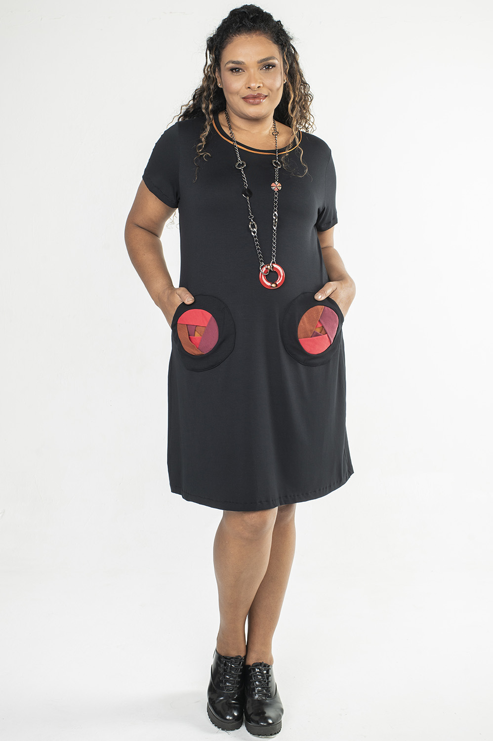 VESTIDO PLUS SIZE MAIS RETO, DE MANGA CURTA E DECOTE REDONDO COM APLICAÇÃO ARTESANAL DE BOLSOS DE ROSAS
