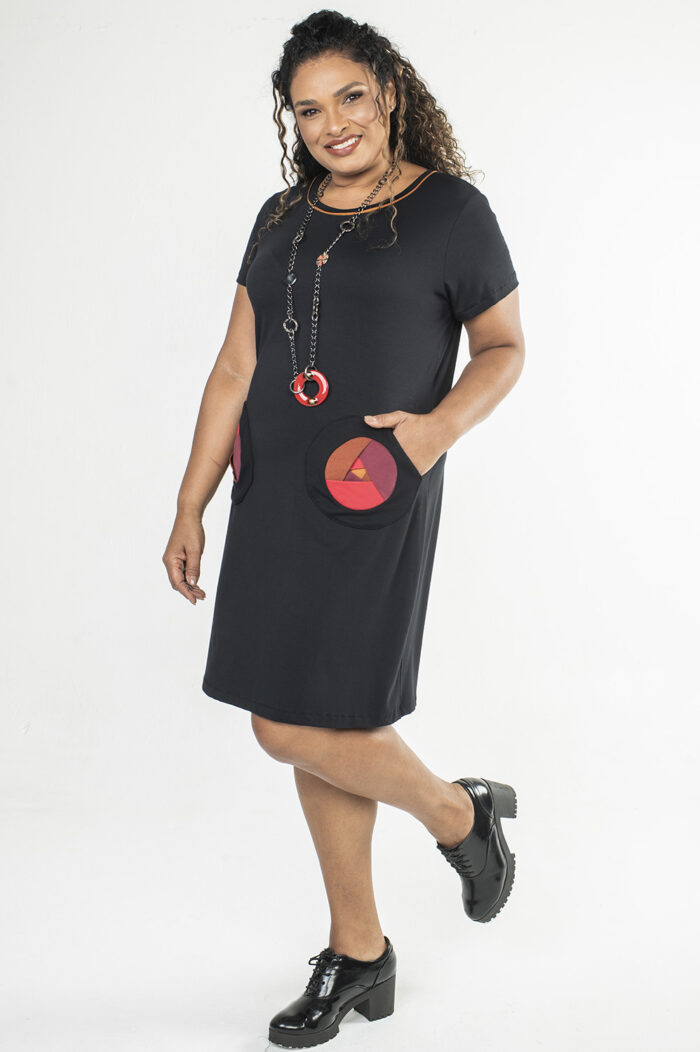 VESTIDO PLUS SIZE MAIS RETO, DE MANGA CURTA E DECOTE REDONDO COM APLICAÇÃO ARTESANAL DE BOLSOS DE ROSAS - Image 4