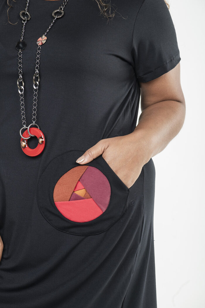 VESTIDO PLUS SIZE MAIS RETO, DE MANGA CURTA E DECOTE REDONDO COM APLICAÇÃO ARTESANAL DE BOLSOS DE ROSAS - Image 6