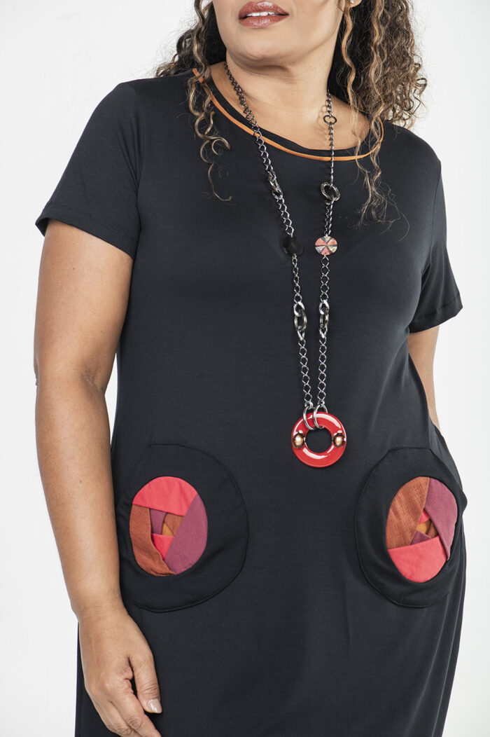 VESTIDO PLUS SIZE MAIS RETO, DE MANGA CURTA E DECOTE REDONDO COM APLICAÇÃO ARTESANAL DE BOLSOS DE ROSAS - Image 3