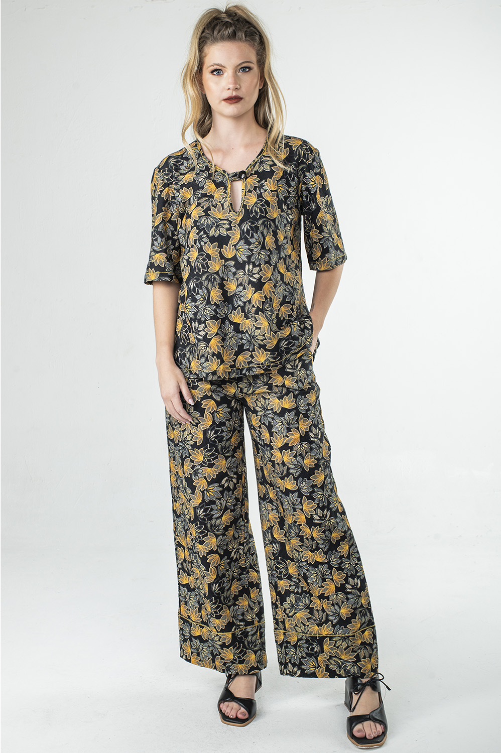 BLUSA SOLTINHA, COM DECOTE V TIPO INDIANO E MANGAS MÉDIAS LEVEMENTE SINO