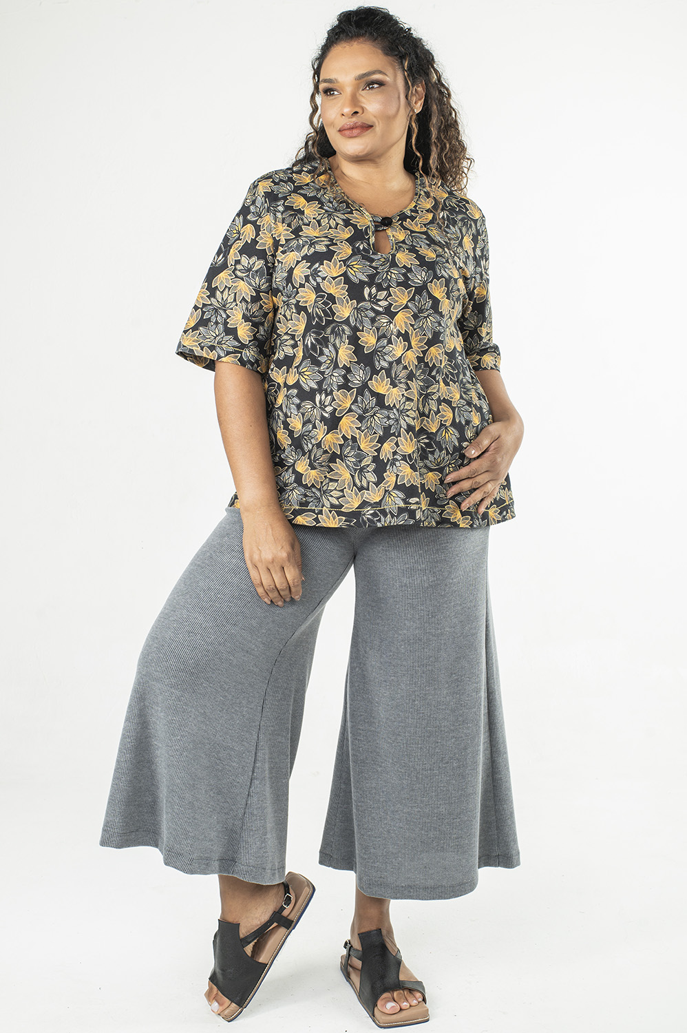 BLUSA PLUS SIZE SOLTINHA, COM DECOTE V TIPO INDIANO E MANGAS MÉDIAS LEVEMENTE SINO