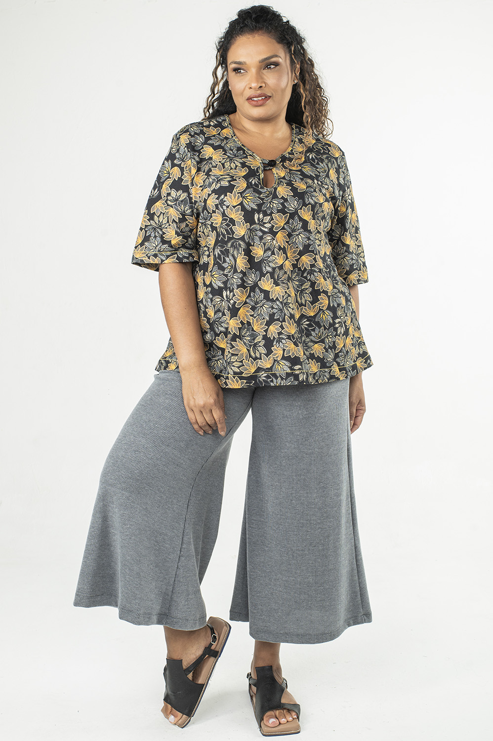BLUSA PLUS SIZE SOLTINHA, COM DECOTE V TIPO INDIANO E MANGAS MÉDIAS LEVEMENTE SINO