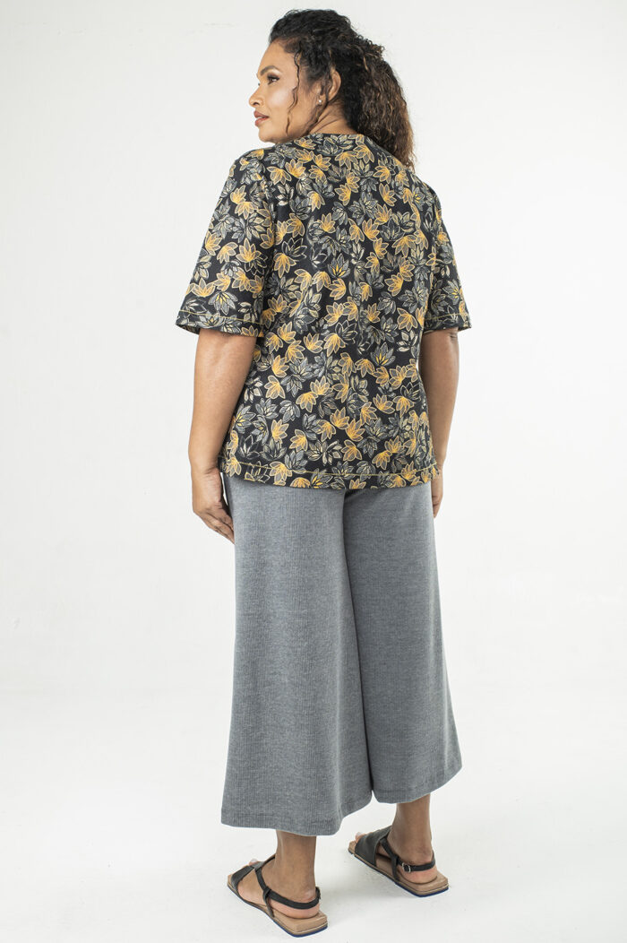 BLUSA PLUS SIZE SOLTINHA, COM DECOTE V TIPO INDIANO E MANGAS MÉDIAS LEVEMENTE SINO - Image 3