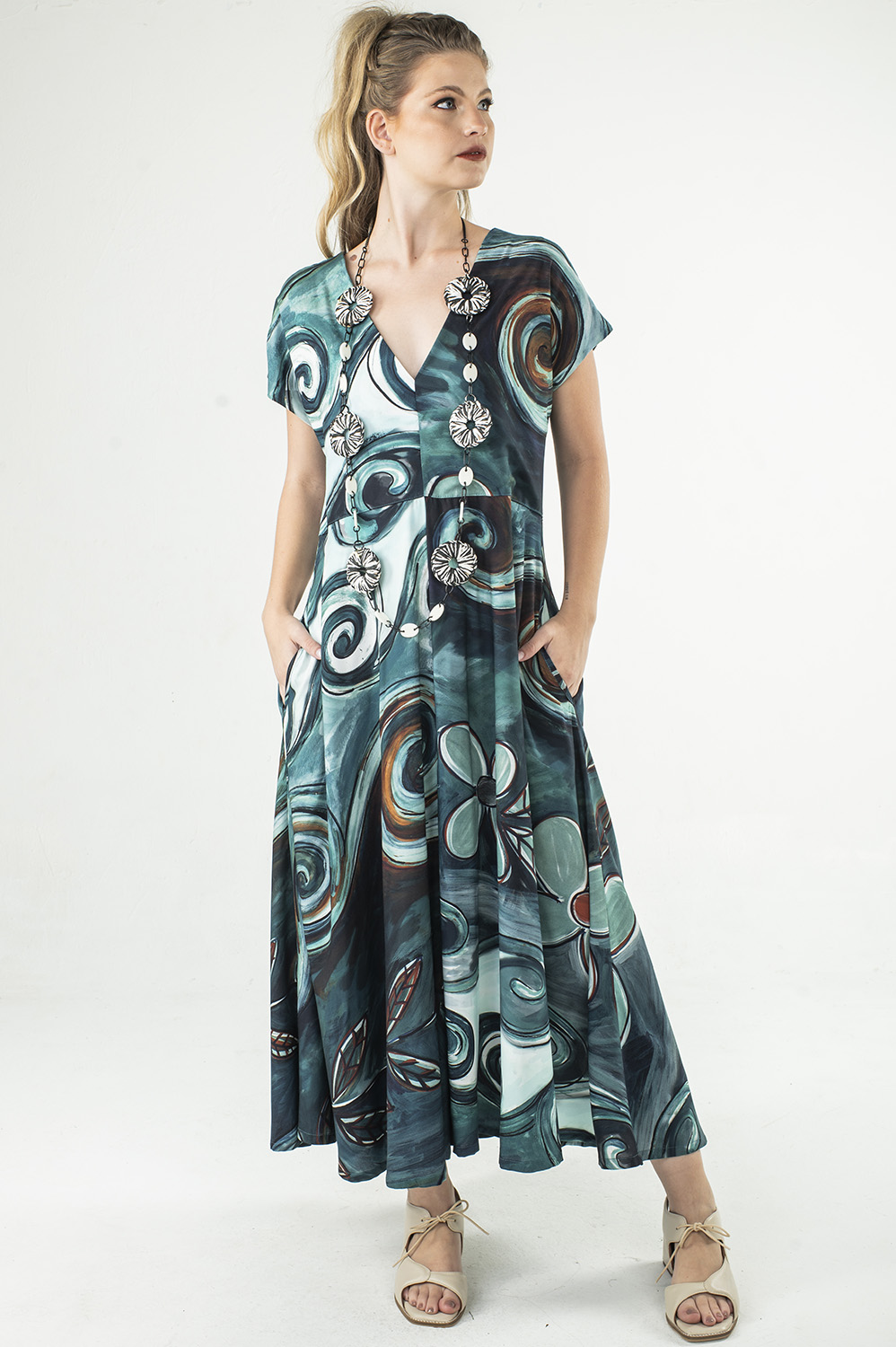 VESTIDO MIDI, LINHA A, COM MANGA JAPONESA, DECOTE REDONDO E DETALHE DE PREGA NA FRENTE