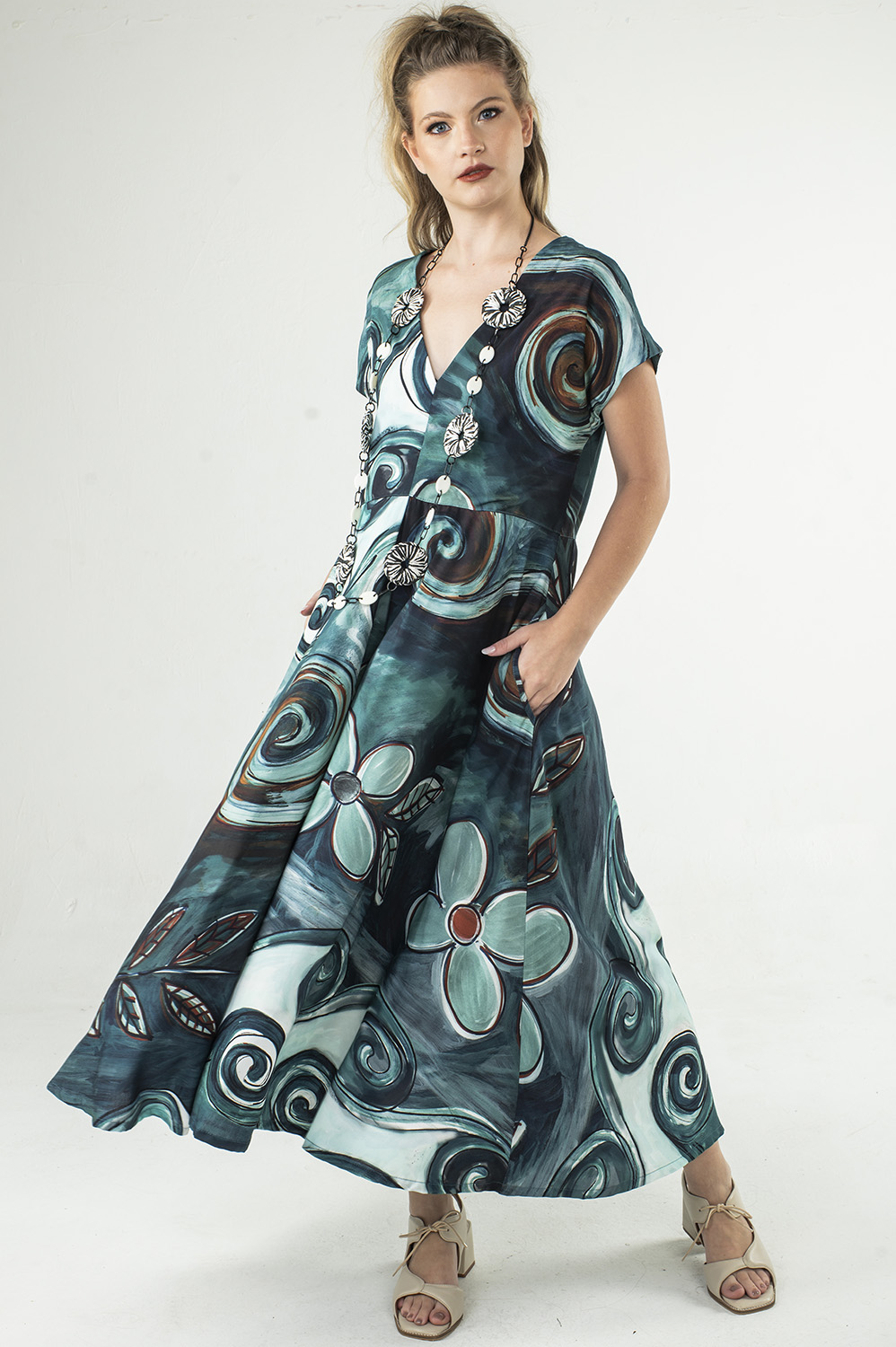 VESTIDO MIDI, LINHA A, COM MANGA JAPONESA, DECOTE REDONDO E DETALHE DE PREGA NA FRENTE