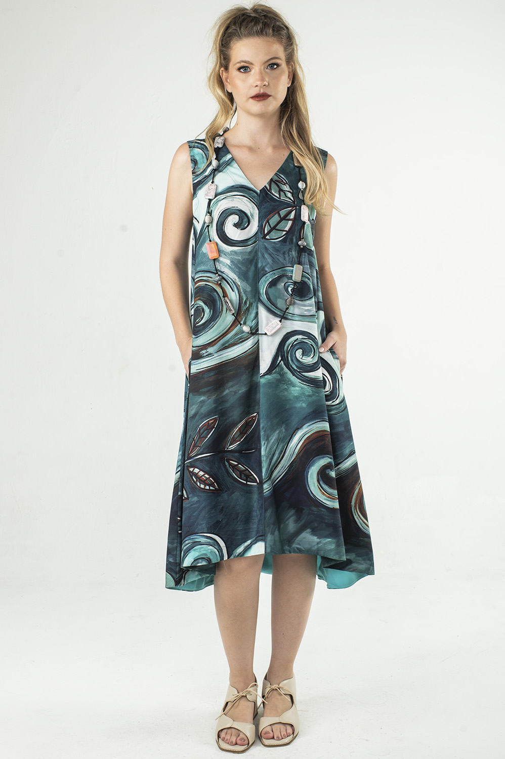 VESTIDO REGATA, SOLTO COM BOLSOS E LEVEMENTE MULLET