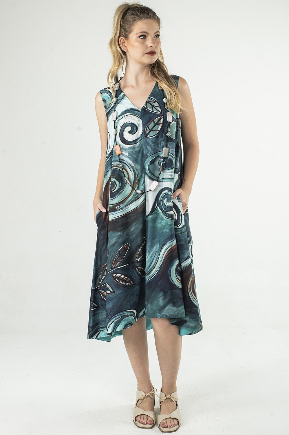 VESTIDO REGATA, SOLTO COM BOLSOS E LEVEMENTE MULLET
