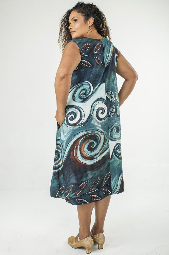 VESTIDO PLUS SIZE, REGATA, SOLTO, COM BOLSOS E LEVEMENTE MULLET - Image 5