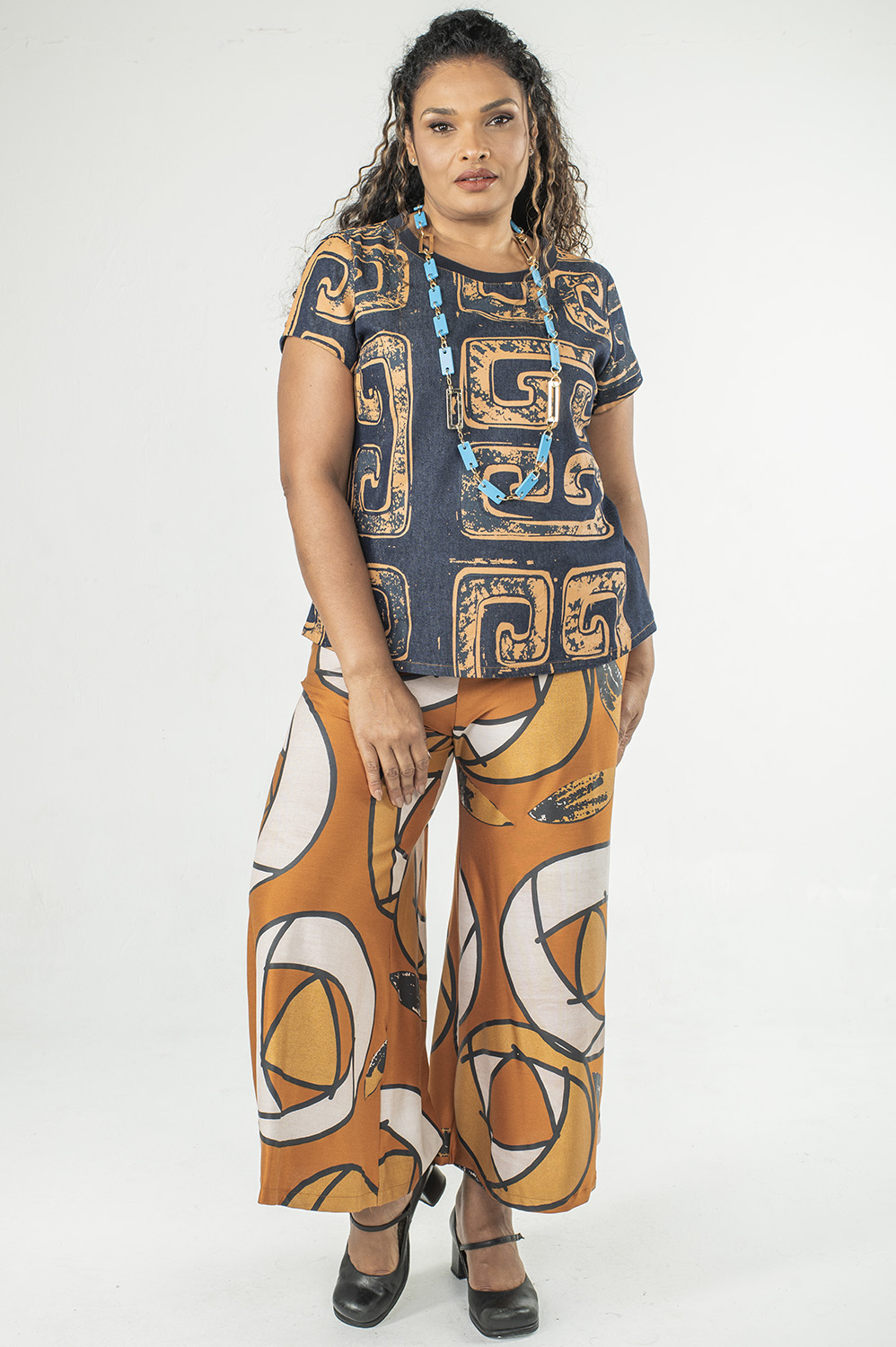BLUSA PLUS SIZE RETA COM MANGA CURTA, DECOTE REDONDO E PENCES NO BUSTO