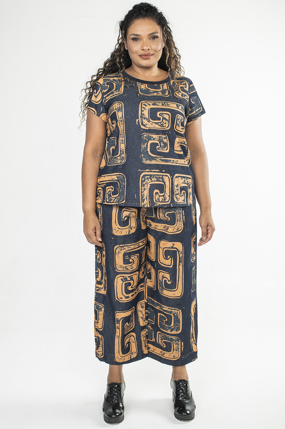 BLUSA PLUS SIZE RETA COM MANGA CURTA, DECOTE REDONDO E PENCES NO BUSTO