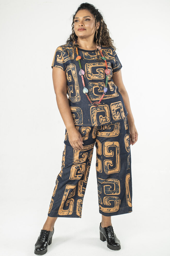 BLUSA PLUS SIZE RETA COM MANGA CURTA, DECOTE REDONDO E PENCES NO BUSTO - Image 4