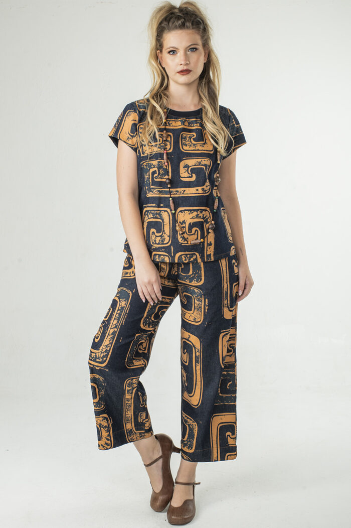 BLUSA RETA COM MANGA CURTA, DECOTE REDONDO E PENCES NO BUSTO - Image 3