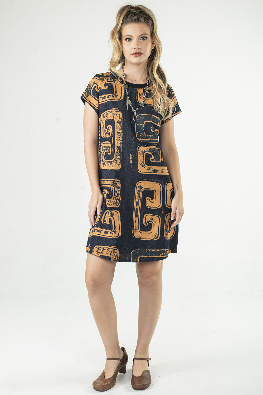 VESTIDO TIPO CAMISETA, MAIS RETO, COM MANGA CURTA, DECOTE REDONDO, BOLSOS E DETALHE DE ACABAMENTO DE RIBANA