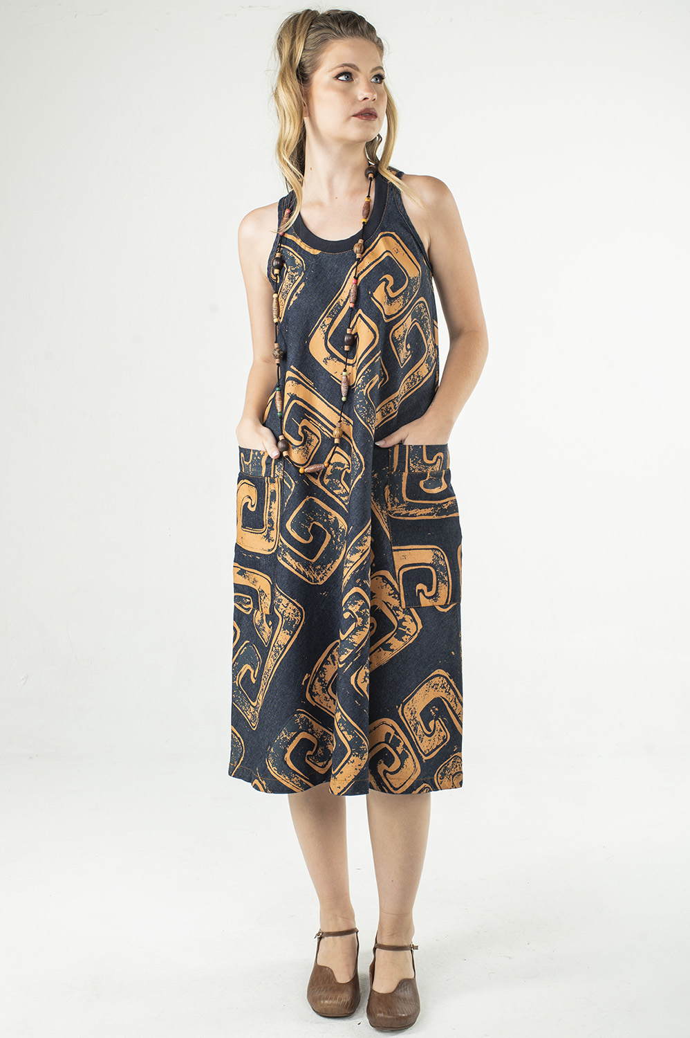 VESTIDO REGATA COM DECOTE NADADOR, AMPLO, NO JOELHO COM DETALHE DE BOLSÕES NA LATERAL