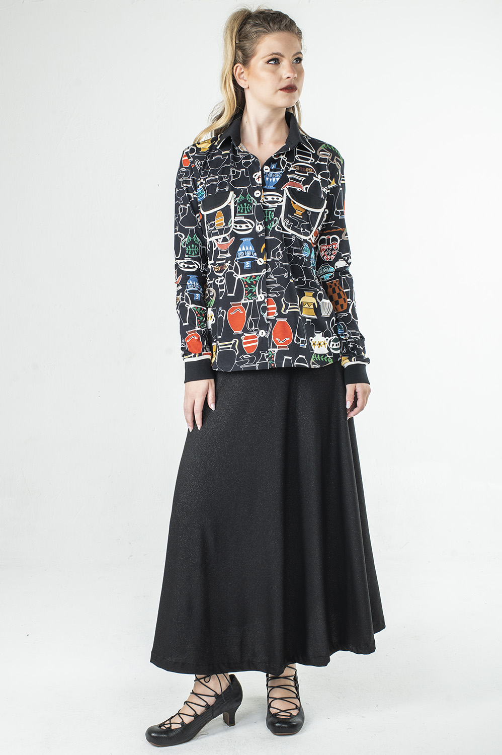 CAMISA FEMININA DE MANGA LONGA E DETALHE DE BOLSINHOS ESTILO RETRÔ NA FRENTE