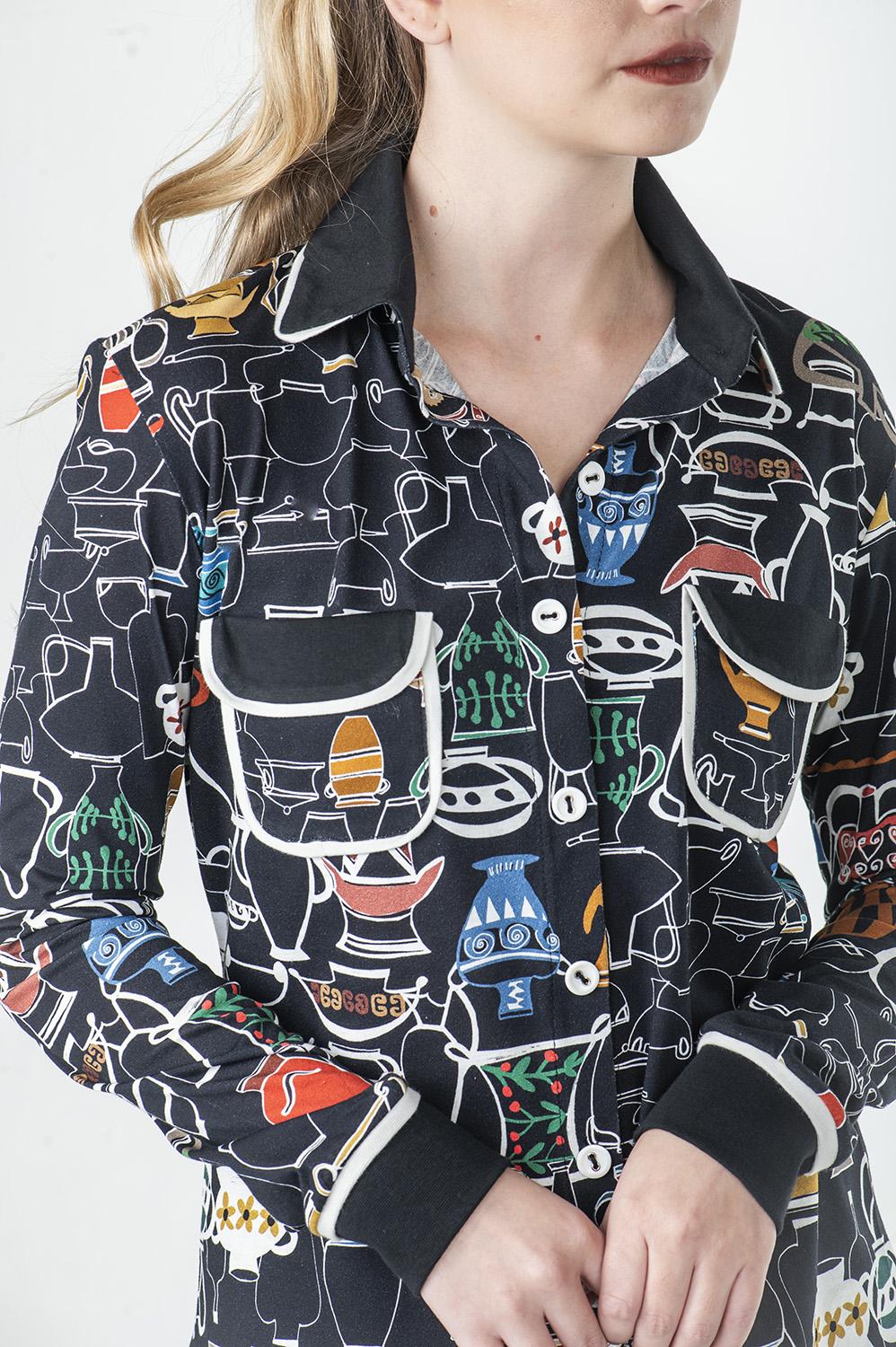 CAMISA FEMININA DE MANGA LONGA E DETALHE DE BOLSINHOS ESTILO RETRÔ NA FRENTE
