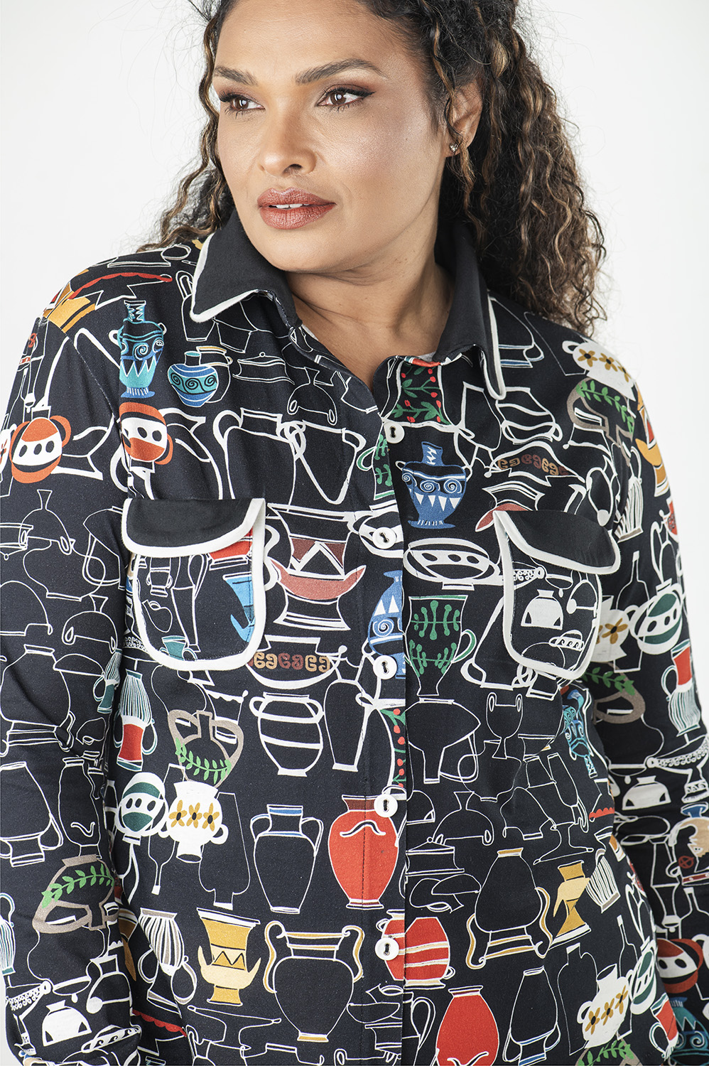 CAMISA PLUS SIZE FEMININA DE MANGA LONGA E DETALHE DE BOLSINHOS ESTILO RETRÔ NA FRENTE