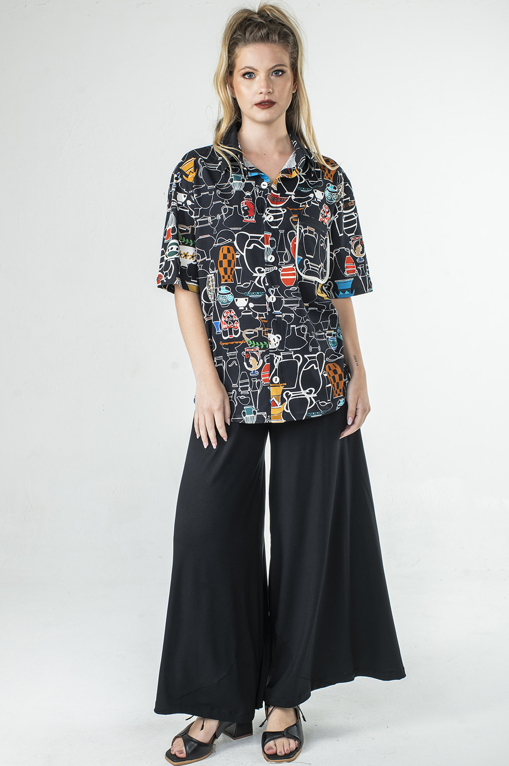 CAMISA UNISEX DE MANGA CURTA E DETALHE DE BOLSO NA FRENTE ESTILO RETRÔ