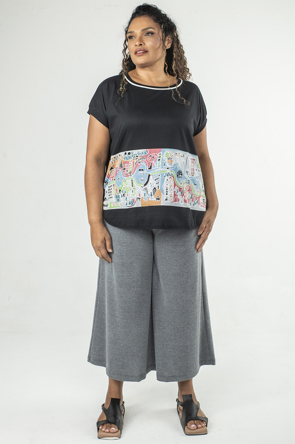 BLUSA PLUS SIZE SOLTINHA COM DECOTE REDONDO E FENDAS LATERAIS BEM SUAVES