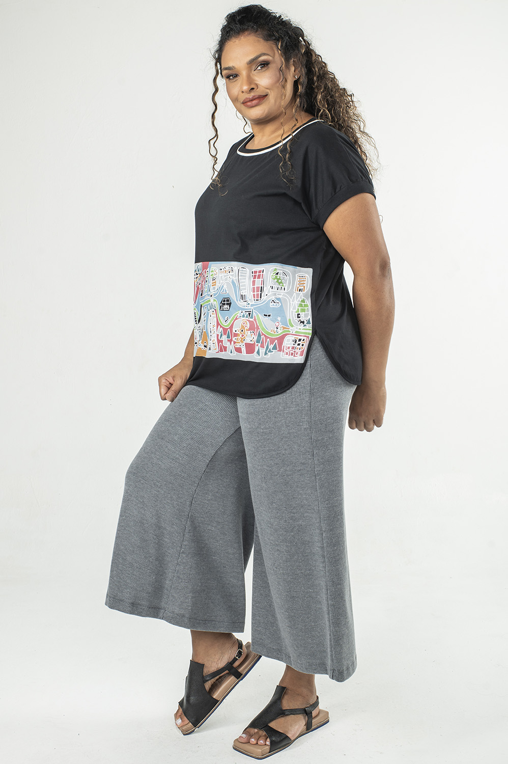 BLUSA PLUS SIZE SOLTINHA COM DECOTE REDONDO E FENDAS LATERAIS BEM SUAVES