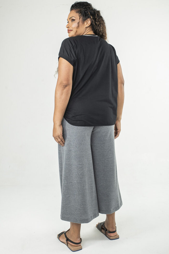 BLUSA PLUS SIZE SOLTINHA COM DECOTE REDONDO E FENDAS LATERAIS BEM SUAVES - Image 3