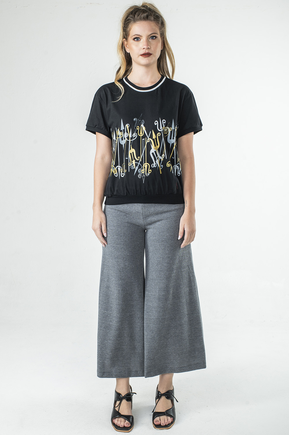 BLUSA TIPO COLEGE COM MANGA CURTA