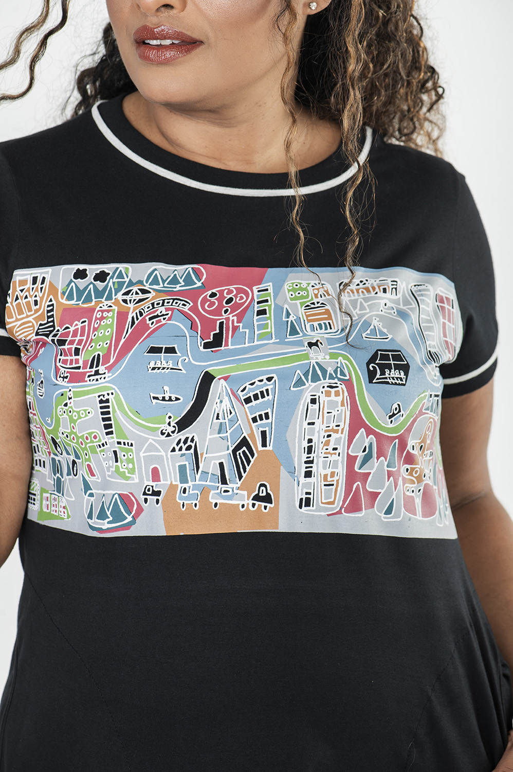 VESTIDO PLUS SIZE NO JOELHO MAIS RETO, TIPO CAMISETA, COM MANGA CURTA, DECOTE REDONDO E BOLSOS