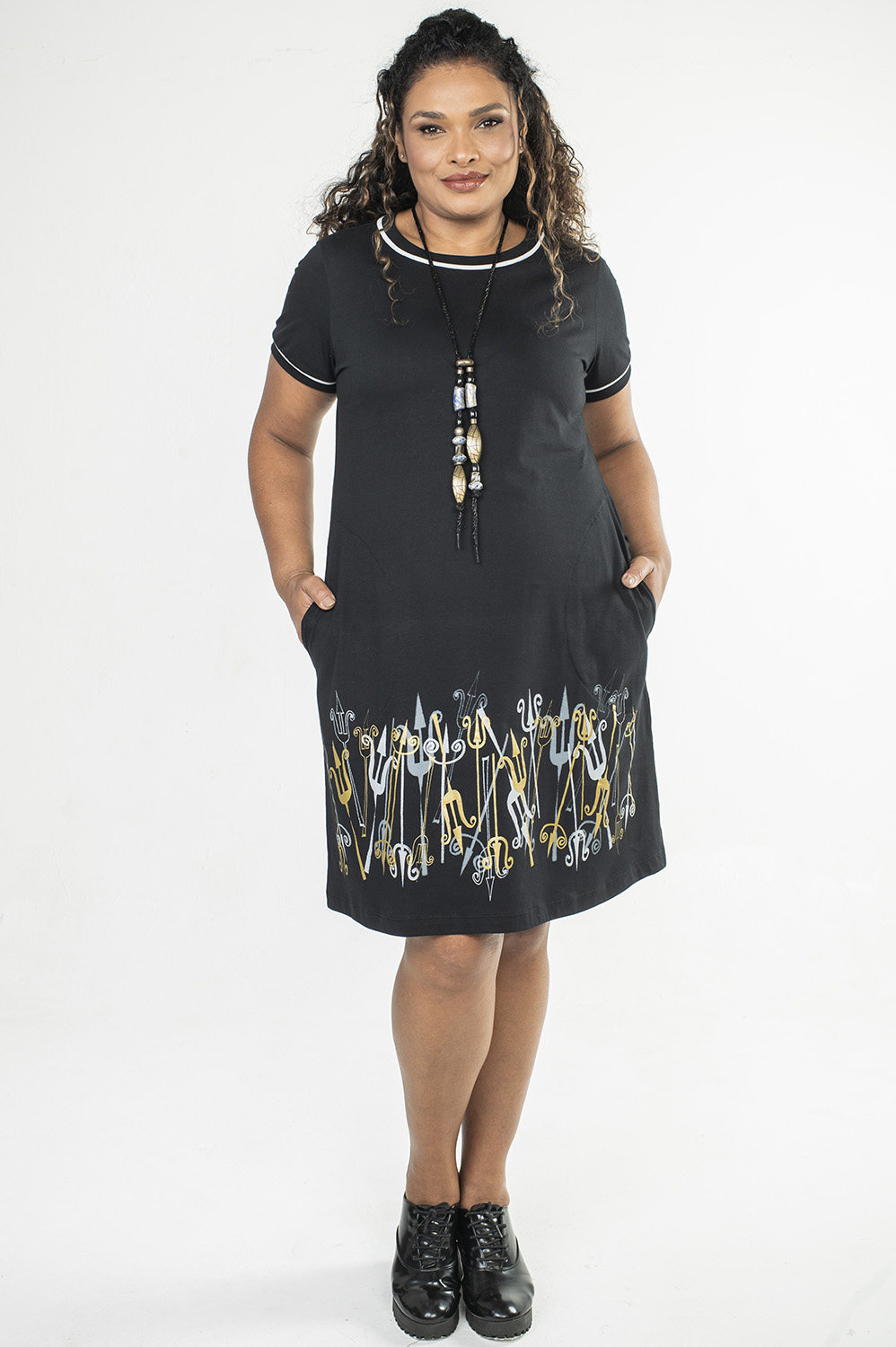 VESTIDO PLUS SIZE NO JOELHO MAIS RETO, TIPO CAMISETA, COM MANGA CURTA, DECOTE REDONDO E BOLSOS