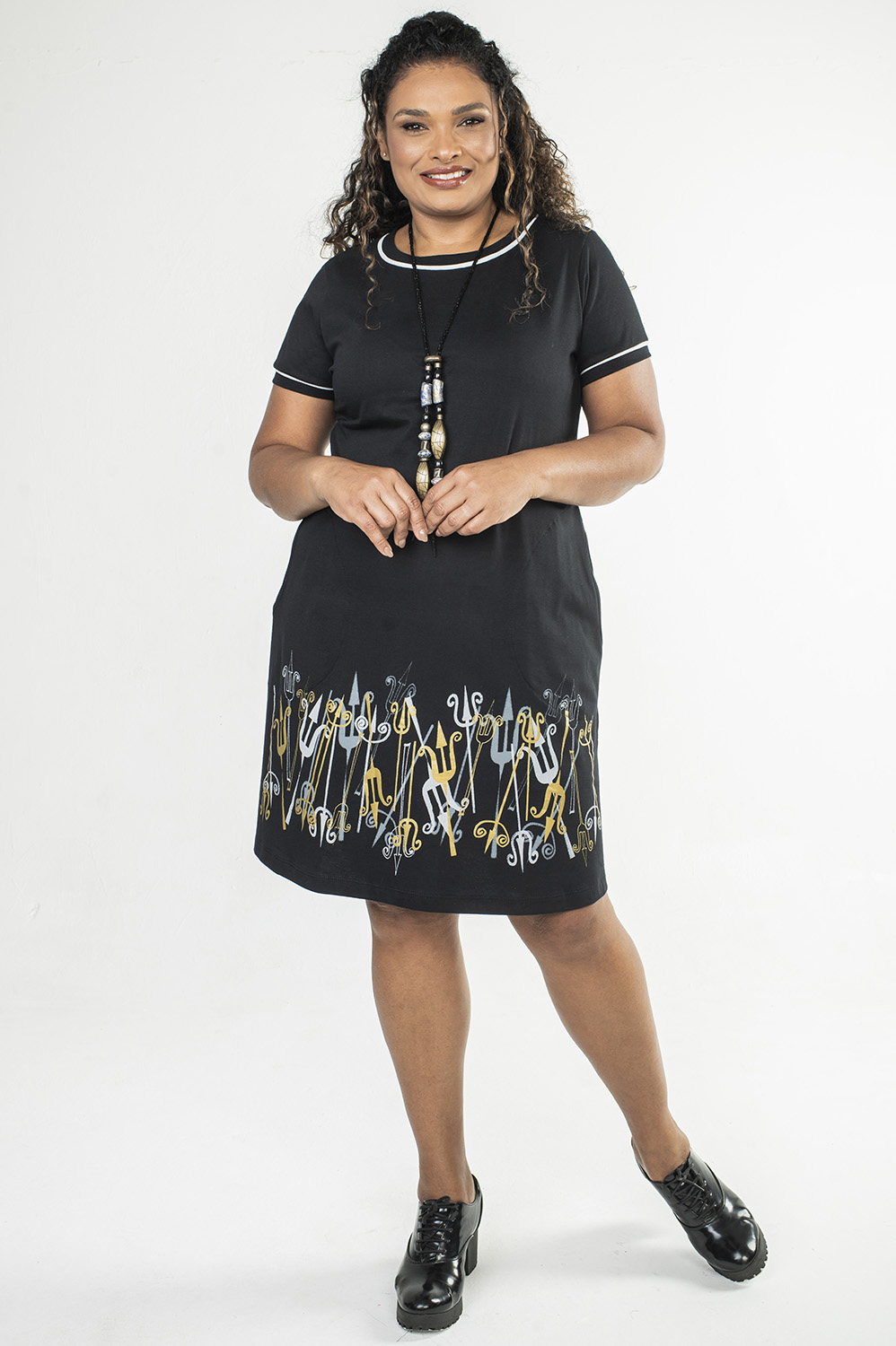 VESTIDO PLUS SIZE NO JOELHO MAIS RETO, TIPO CAMISETA, COM MANGA CURTA, DECOTE REDONDO E BOLSOS