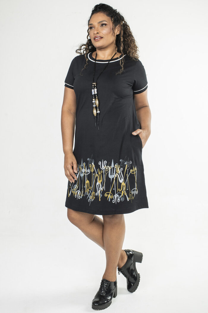 VESTIDO PLUS SIZE NO JOELHO MAIS RETO, TIPO CAMISETA, COM MANGA CURTA, DECOTE REDONDO E BOLSOS - Image 4