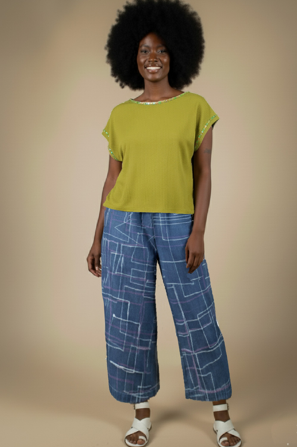 BLUSA PLUS SIZE SOLTINHA LEVEMENTE MULLET COM CAVA JAPONESA E CUSTOMIZAÇÃO DE BORDADO DE LANTEJOULAS QUADRADAS NO DECOTE E NAS CAVAS