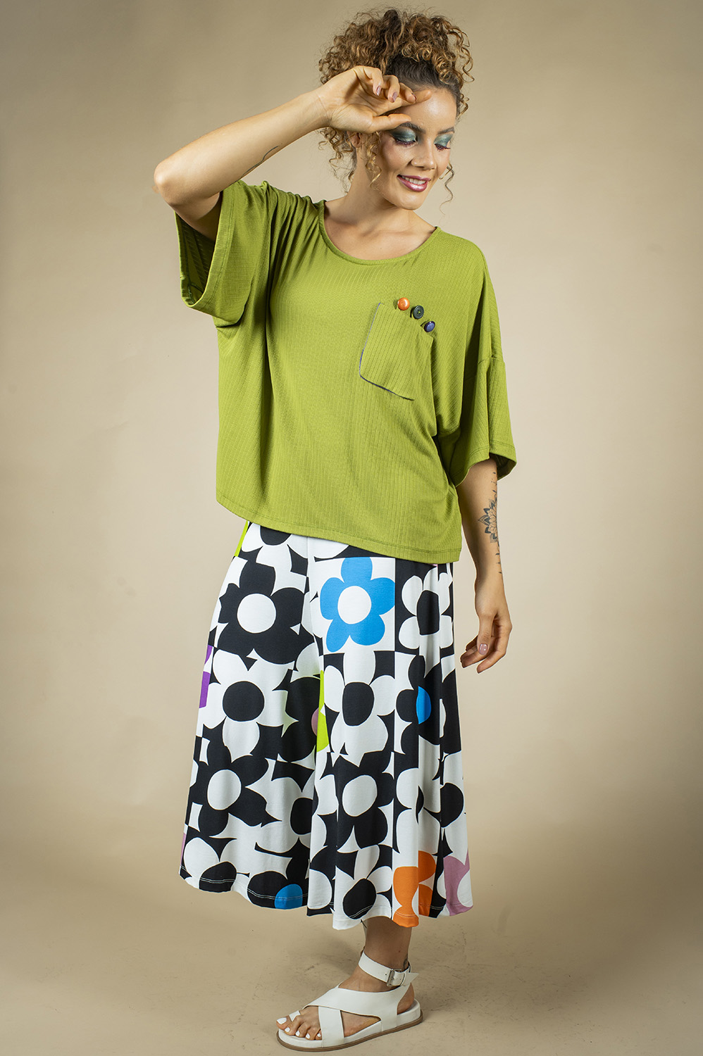 BLUSA QUADRADA TIPO T-SHIRT COM AMARRAÇÃO DE BOTÃO NO PESCOÇO E CUSTOMIZAÇÃO DE BOLSO NA FRENTE COM DETALHE DE 3 BOTÕES