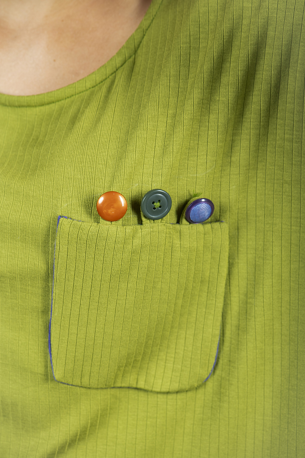 BLUSA QUADRADA TIPO T-SHIRT COM AMARRAÇÃO DE BOTÃO NO PESCOÇO E CUSTOMIZAÇÃO DE BOLSO NA FRENTE COM DETALHE DE 3 BOTÕES