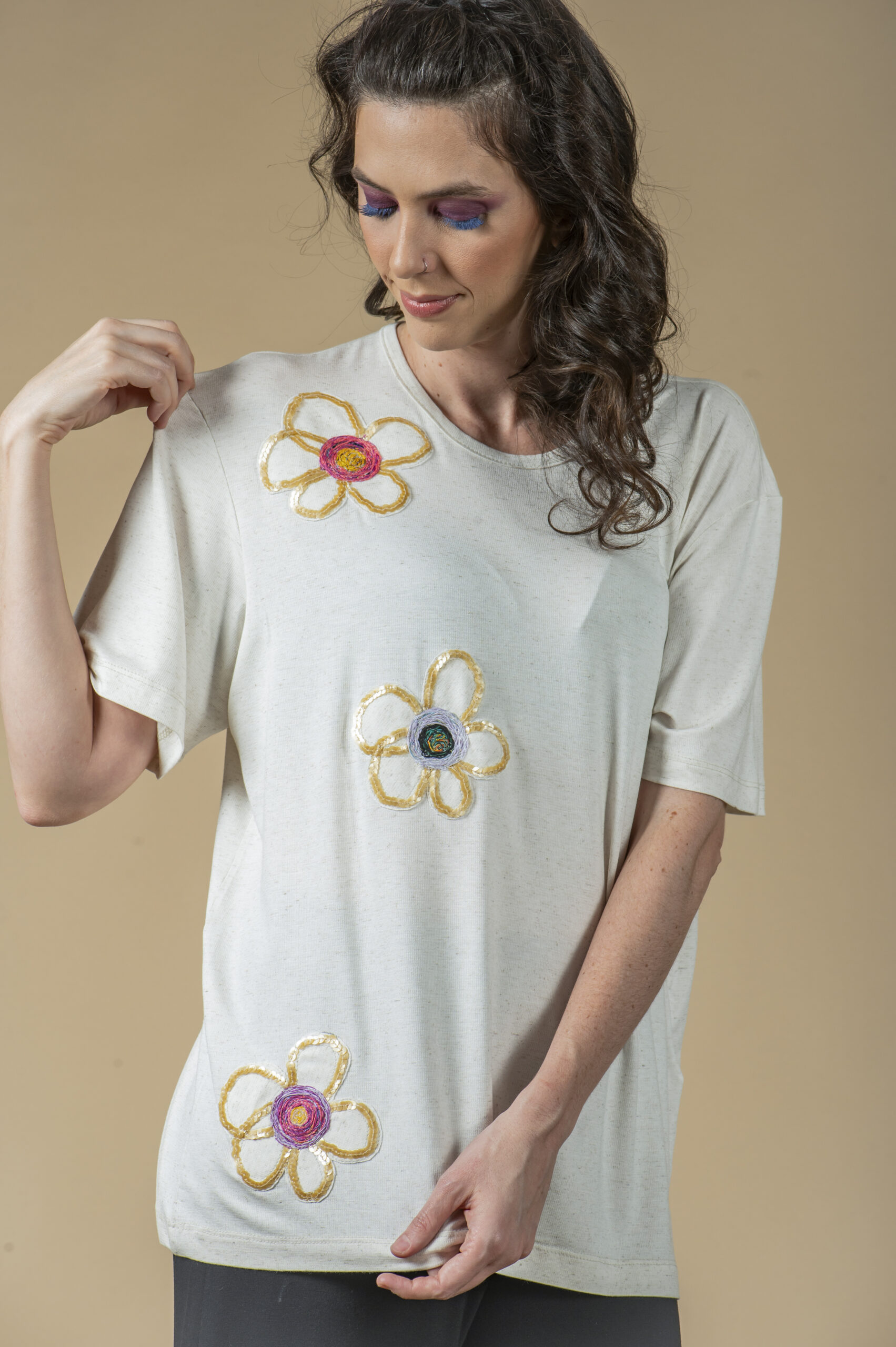 T-SHIRT DE MANGA CURTA E DECOTE REDONDO COM APLICAÇÃO ARTESANAL DE FLORES DE LANTEJOULA