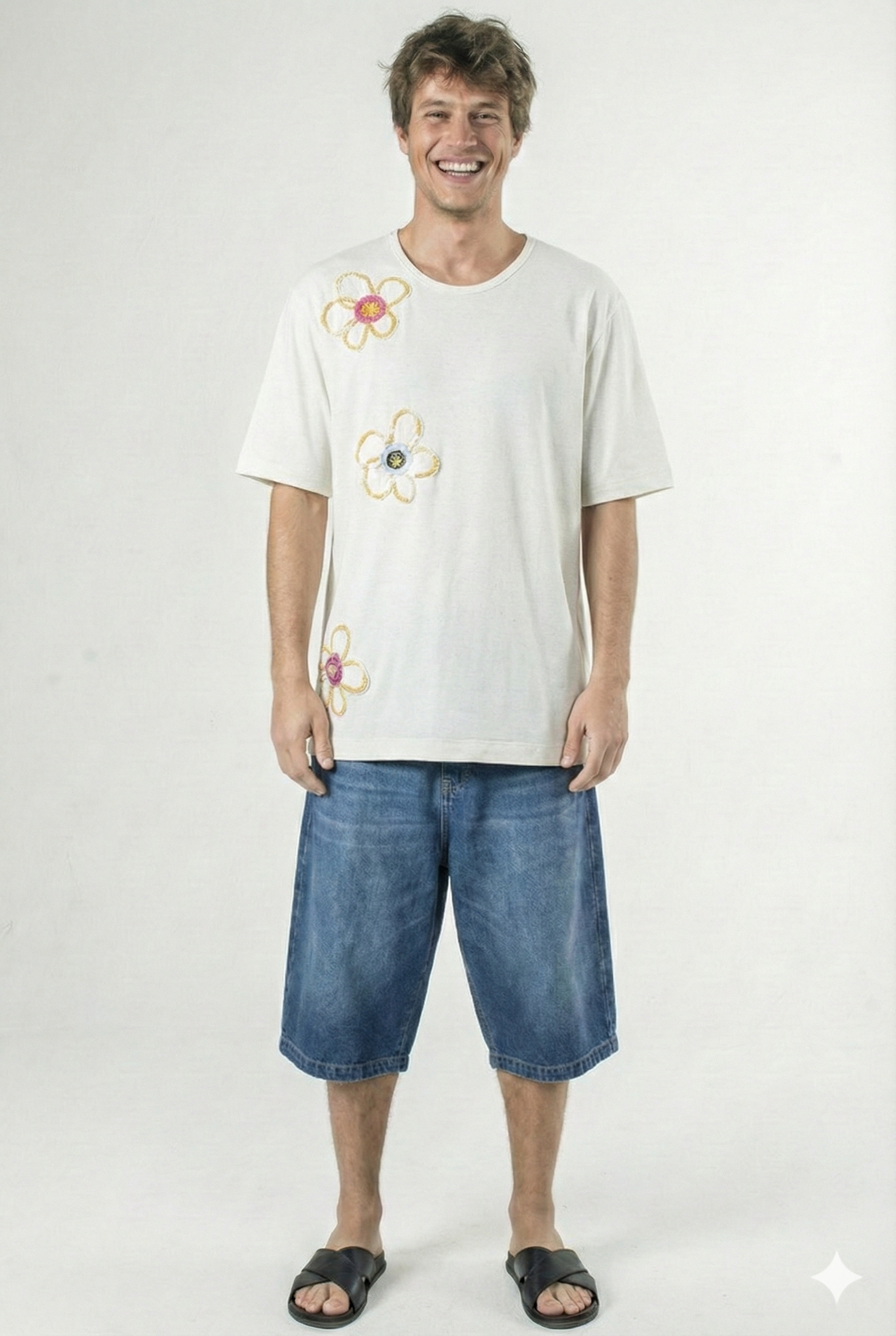 T-SHIRT DE MANGA CURTA E DECOTE REDONDO COM APLICAÇÃO ARTESANAL DE FLORES DE LANTEJOULA