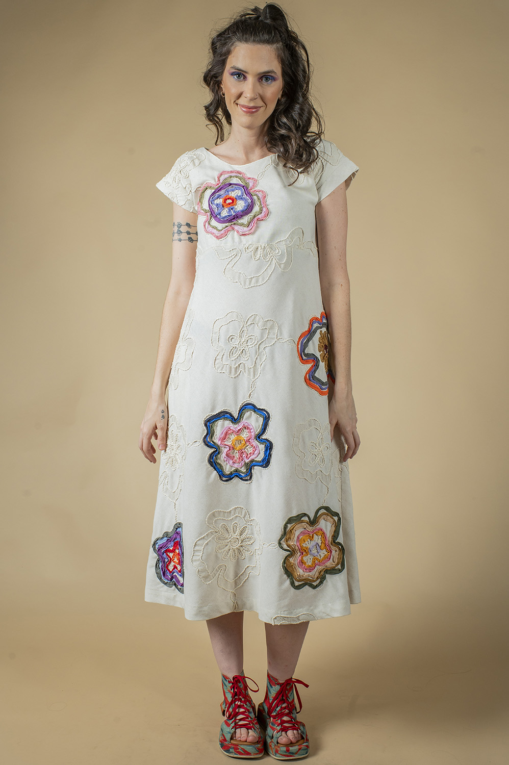 VESTIDO MIDI LINHA A, COM MANGA JAPONESA, RECORTE NA CINTURA, BOLSOS TODO CUSTOMIZADO COM APLICAÇÕES MANUAIS DE BORDADO NAS FLORES