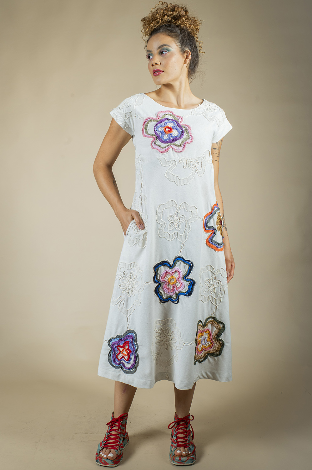 VESTIDO MIDI LINHA A, COM MANGA JAPONESA, RECORTE NA CINTURA, BOLSOS TODO CUSTOMIZADO COM APLICAÇÕES MANUAIS DE BORDADO NAS FLORES