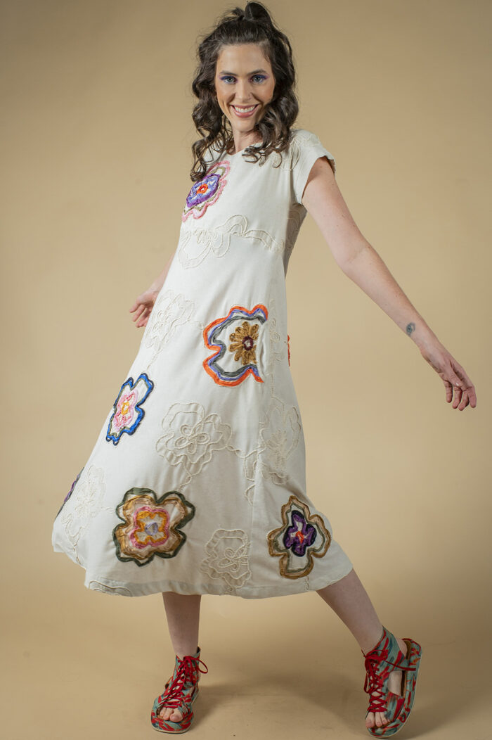 VESTIDO MIDI LINHA A, COM MANGA JAPONESA, RECORTE NA CINTURA, BOLSOS TODO CUSTOMIZADO COM APLICAÇÕES MANUAIS DE BORDADO NAS FLORES - Image 4